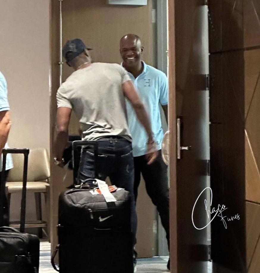 La sonrisa de David Suazo al reencontrarse con Maynor Figueroa después de un largo tiempo. Dos leyendas hondureñas.