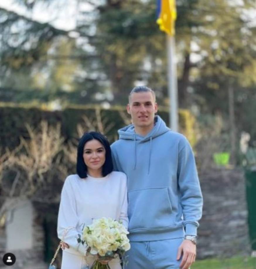 Andriy Lunin, guardameta del Real Madrid, ha revolucionado las redes sociales después de publicar las fotografías de su boda. El portero se casó con esta vestimenta.