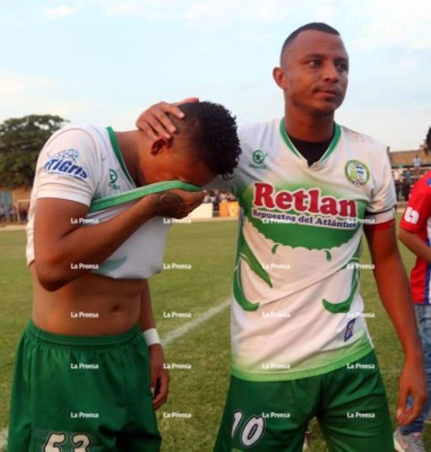 Carlos Ovidio Lanza consuela a su compañero Kene Ulloa, quien rompió a llorar al final del partido.