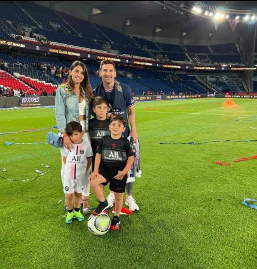 Según la tradición en Argentina, el árbol navideño se pone en sus casas el 8 de diciembre, 10 días antes de la final del Mundial de Qatar 2022 y es por eso que la gente ha tomado el detalle como un mensaje claro: los Messi no piensan volver antes de esa fecha.