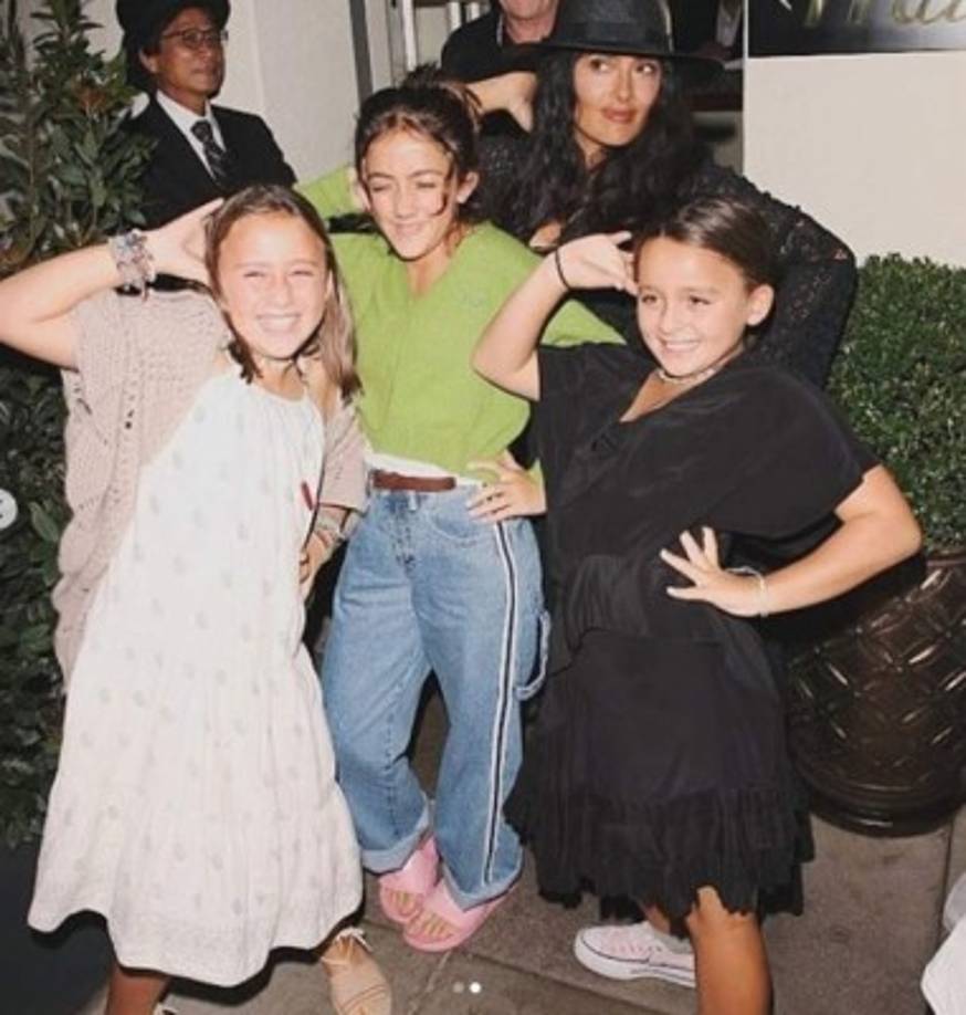 'Ella está obsesionada con el slime y sabe cómo hacerlos y se está saliendo de control. Y ahora ha empezado a venderlo en el colegio”, explicó algo preocupada la intérprete mexicana a su paso por el programa de Ellen DeGeneres acerca del pequeño negocio de la niña.