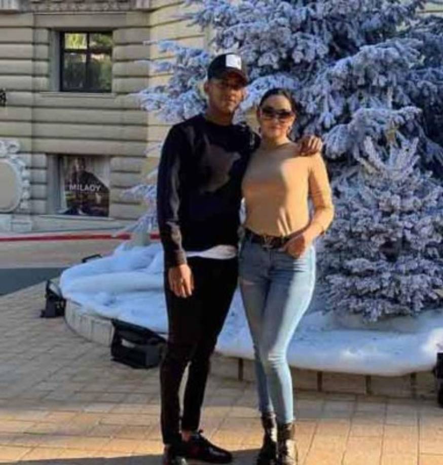 Antony Lozano: El delantero del Girona de España se fue con su familia a Francia. Aquí con su esposa Alessa Gámez, una ex reina de belleza.