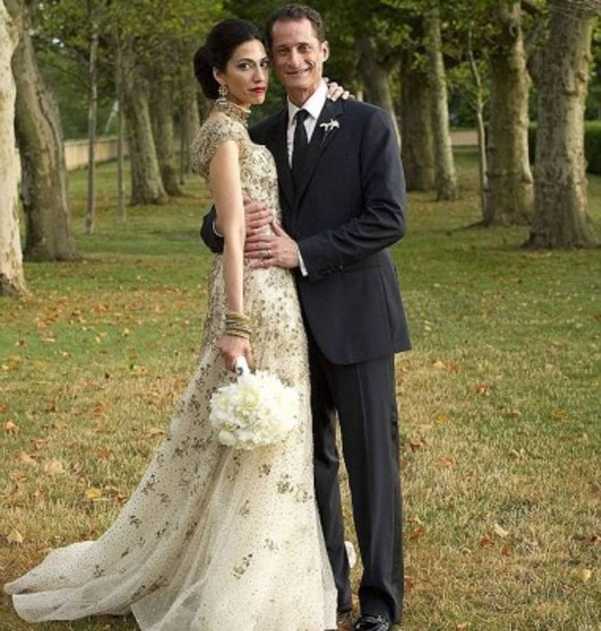 <br/>El escándalo obligó a Weiner a renunciar a su escaño en la Cámara de Representantes en junio de 2011 y, dos años después, cuando aspiraba a la Alcaldía de Nueva York, volvió a incurrir en el mismo comportamiento y echó por tierra la narrativa estadounidense del hombre redimido que aprende de sus errores.