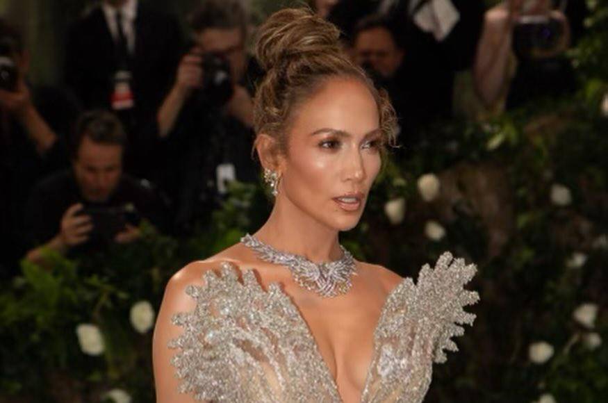 En las redes sociales, López ha sido objeto de críticas y señalamientos. Un incidente en la Met Gala 2024, donde mostró una actitud que algunos interpretaron como grosera y arrogante hacia una reportera, se volvió viral, desatando una ola de críticas.