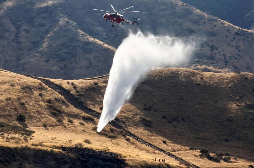 Infierno en California: Al menos 4 muertos y miles de evacuados deja nueva oleada de incendios