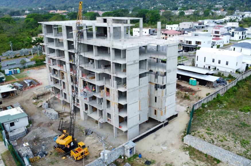 Actualmente, están en construcción la torre de Condominios Jaraguá de siete niveles.