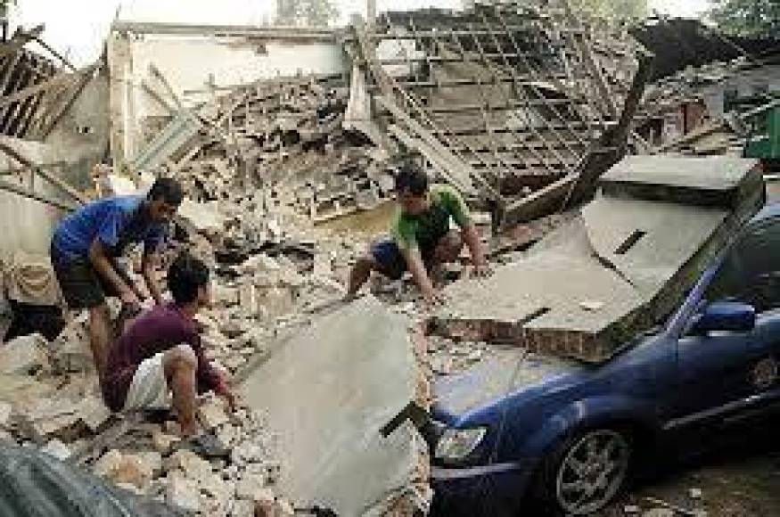 <b>2006: 6,000 muertos en la isla de Java </b>El 26 de mayo de 2006, un terremoto de magnitud 6,3 en la isla de Java mató a casi 6,000 personas. Alrededor de 38,000 resultaron heridas y más de 420,000 se quedaron sin hogar.