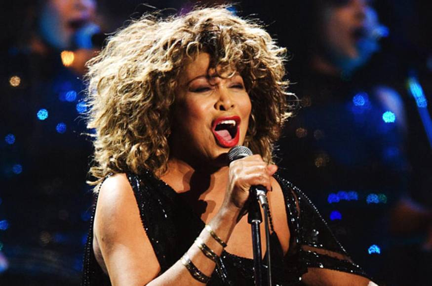 La cantante de rock y soul, Tina Turner falleció a los 83 años, según una publicación de su cuenta verificada del 24 de mayo. La artista superó un horrible matrimonio y tras comenzar su carrera como solista, se convirtió en una de las artistas femeninas más populares de todos los tiempos. Llegó a necesitar un trasplante en 2017. Sin embargo, los representantes de la artista han revelado al medio británico Daily Mail que Tina Turner murió por causas naturales.