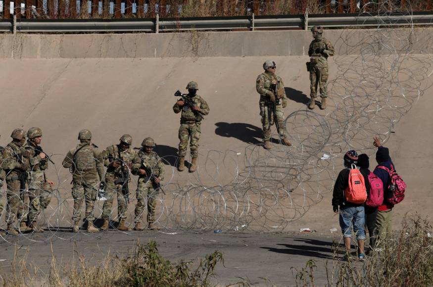 El Gobierno del estado estadounidense de Texas desplegó a lo largo del bordo del Río Bravo aproximadamente 400 elementos de la Guardia Nacional, intimidando con esto a los migrantes que se ubican del otro lado del río, en Ciudad Juárez, en el norteño estado de Chihuahua, un día después de que el Tribunal Supremo anunciara que se mantiene de momento el título 42, una norma sanitaria que permite la expulsión de la mayoría de migrantes.