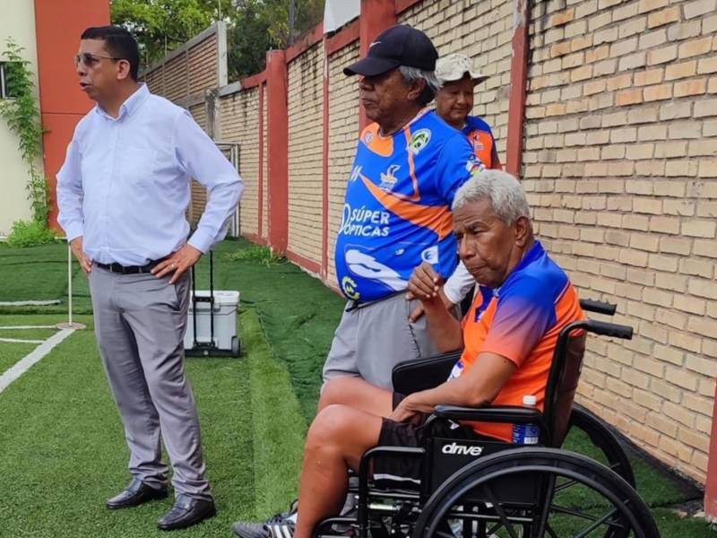 Héctor Castellón en silla de ruedas junto a Ramón Maradiaga, nuevo DT de los Lobos de la UPN.