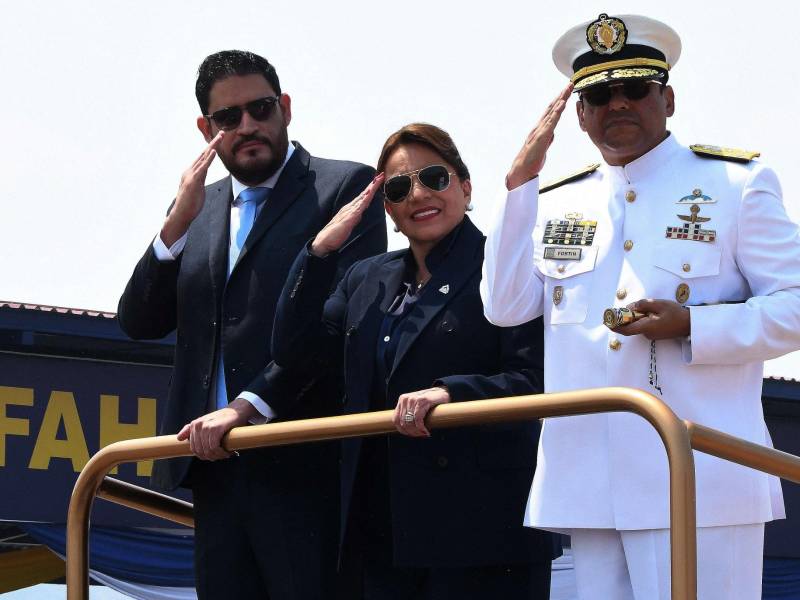 La presidenta hondureña, Xiomara Castro, acompañada por el ministro de Defensa, José Manuel Zelaya, y el jefe del Estado Mayor Conjunto de las Fuerzas Armadas, el contraalmirante José Fortín, en un fotografía de archivo.