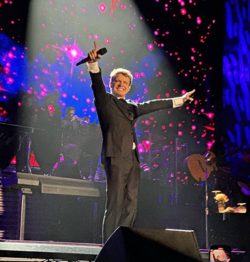 “Amor”, “Suave”, “Culpable o no” y “Te necesito” dieron continuidad a la primera parte de la velada, que se ve decorada entre miles de luces neón que iluminan el ambiente desde las diferentes localidades del Estadio José de la Paz Herrera.