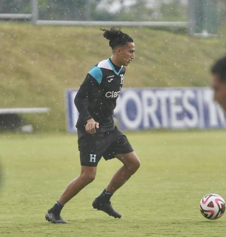 SORPRESA - Rueda sorprende incluyendo en el 11 titular al carrilero derecho Carlos Mejía.