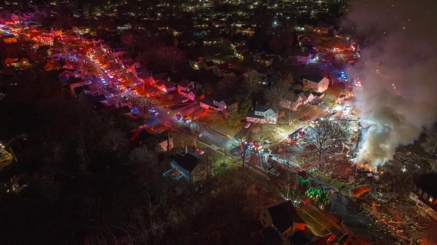 Un bombero muerto y 11 heridos tras explosión en Virginia, EEUU