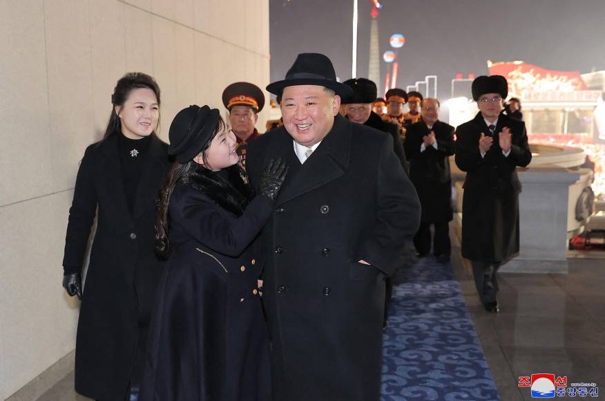 Kim, vestido con un abrigo largo negro y un sombrero fedora a juego, acudió al evento con su mujer, Ri Sol-ju, y su hija (cuyo nombre se cree que es Kim Ju-ae y cuya edad se estima en torno a los 10 años), que en los últimos meses ha comenzado a aparecer junto a sus padres en actos importantes.