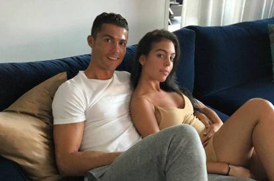 La nueva mansión de Cristiano Ronaldo tiene una casa principal distribuida en tres plantas con múltiples habitaciones, baños, vestíbulo, sala de estar, comedor, cocina, cuarto de lavado y otras comodidades.