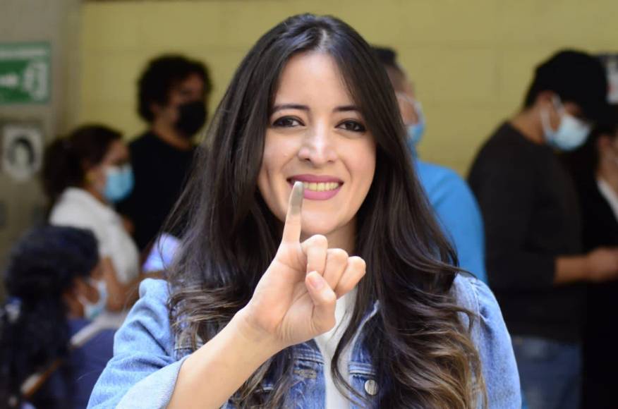 “Hoy sí, con amor y el corazón lleno de esperanza, voté. Se van, lo dirán también las urnas”, expresó Pichu Zelaya, candidata a diputada por Libre. 