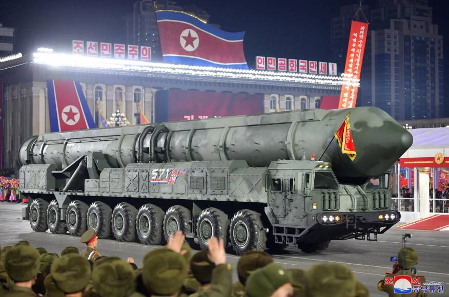 El régimen norcoreano exhibió infinidad de misiles balísticos de alcance intercontinental (ICBM), incluyendo un nuevo proyectil de este tipo que funcionaría con combustible líquido, y armas nucleares tácticas en un desfile militar celebrado el miércoles en Pionyang para conmemorar el 75 aniversario de la fundación del ejército.