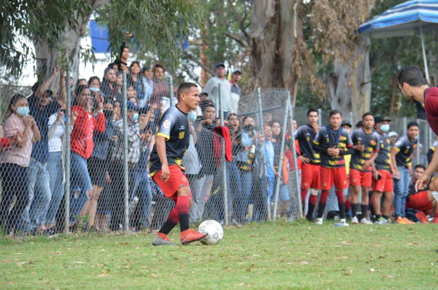 El Real Dinamo de la Liga Burocrática es el equipo que le abrió las puertas a Álvaro Romero tras ese terrible episodio que vivió. El catracho señaló que está sumamente agradecido con ellos.