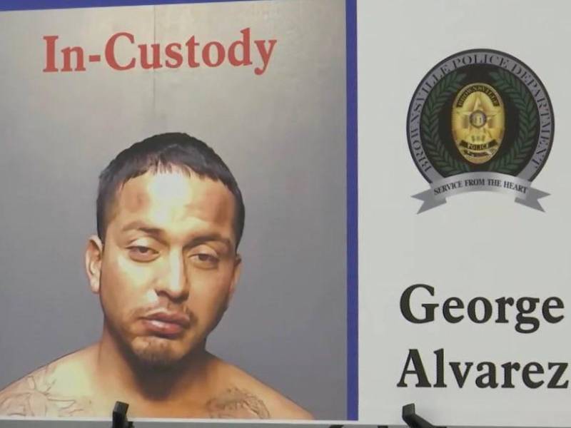 El hombre detenido por el atropello el domingo frente a un centro de acogida de inmigrantes en Brownsville, en el estado de Texas (EE.UU.), ha sido acusado de homicidio imprudente y asalto con arma mortal.