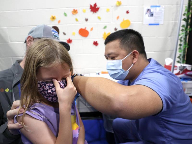 Estados Unidos comenzó a vacunar contra el covid-19 a niños de entre 5 y 11 el martes por la noche, una nueva fase de la campaña de inmunización que Joe Biden calificó de “hito”, con 28 millones de nuevos niños elegibles en el país.