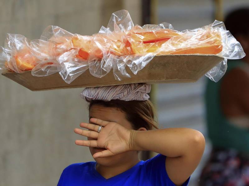 Una niña vende frutas este miércoles, en la Plaza Central de Tegucigalpa (Honduras).