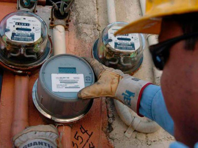 <b><span class=mln_uppercase_mln>Factura.</span></b> Un empleado de la Enee instala un medidor de energía en una zona comercial de SPS.