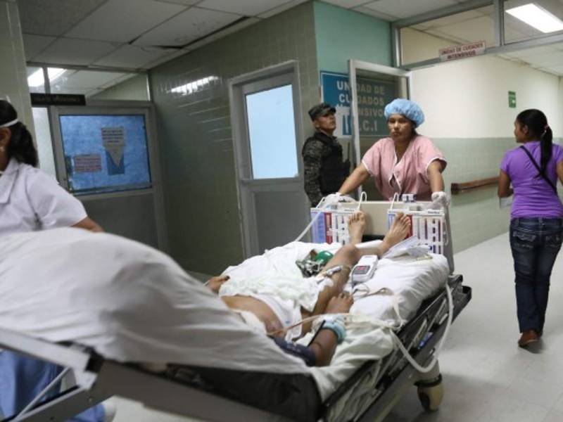 En la Sala de Cuidados Intensivos asisten a un paciente.