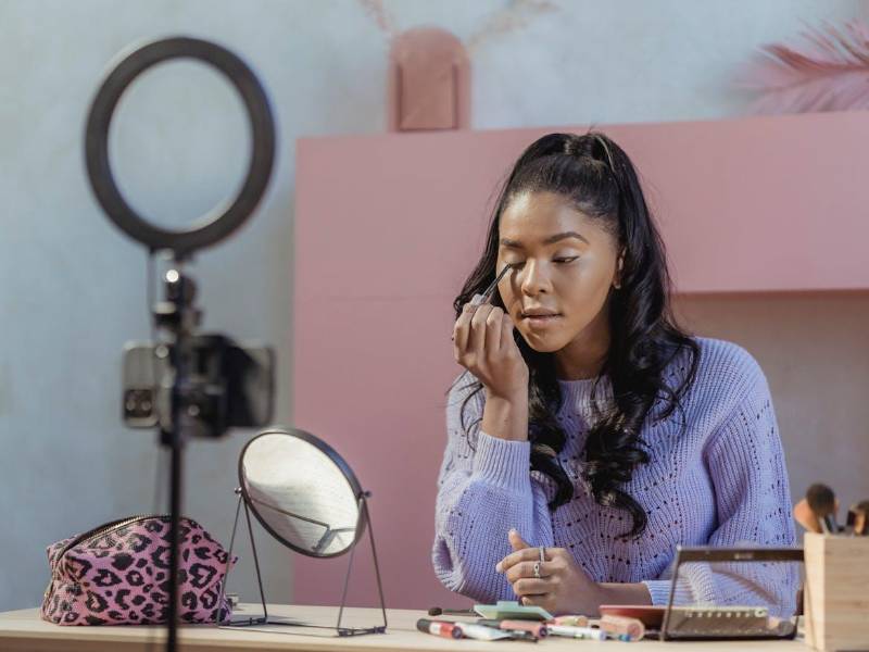 “Si saca mucha punta al lápiz delineador antes de cada aplicación y remueve los restos que se pegan al extremo, tendrá una punta limpia la cual puede ayudar a prevenir la infección”, dijo Ng en un comunicado de prensa de la universidad.