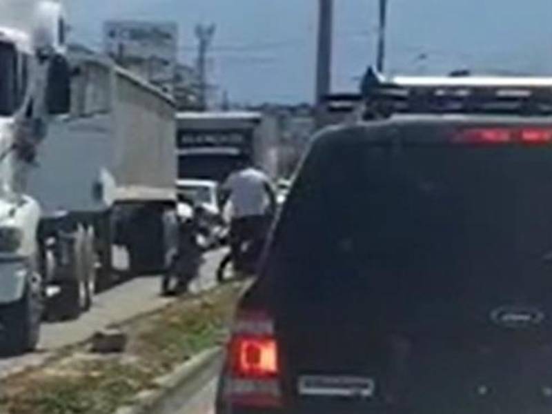VIDEO: Conductores se van a machetazos en bulevar del norte en San Pedro Sula