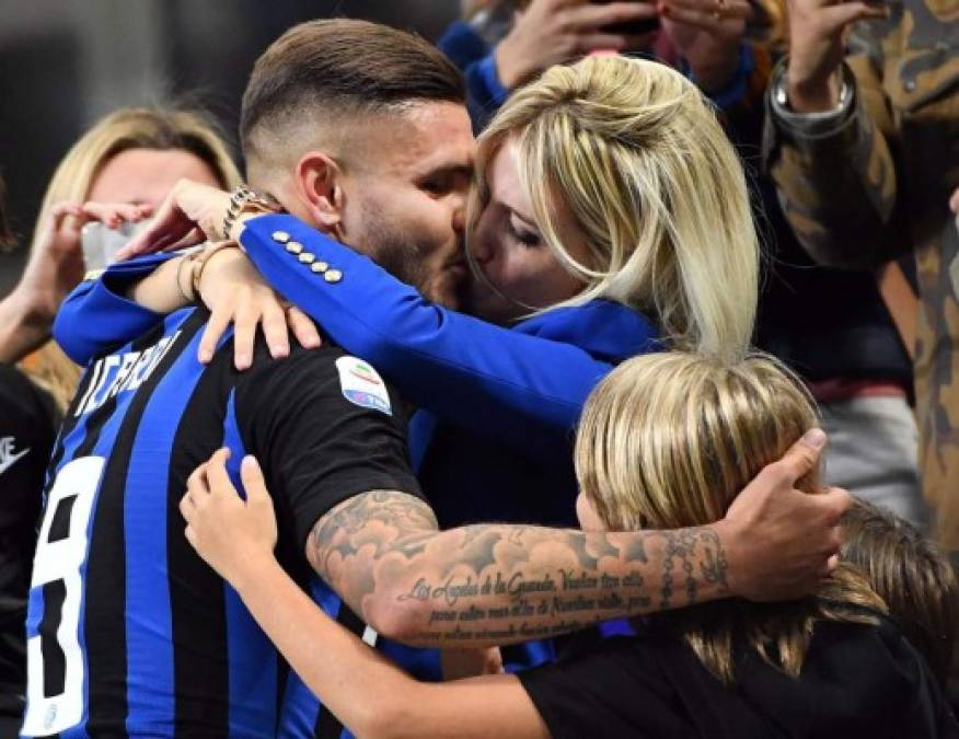 Icardi y Wanda Nara se dieron un fogoso beso que fue capturado por los fotógrafos. Foto EFE