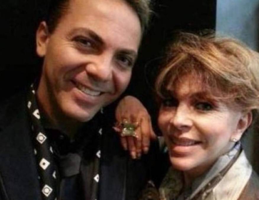 Siempre sin pelos en la lengua, Andrade dijo que Cristian Castro había sido su primera experiencia sexual.<br/> 'Estábamos bien chiquitos. Sí fue mi primera vez con él. Así como que la perdí (la virginidad), no. Fue por mi voluntad. Yo estaba locamente enamorada', dijo a Juan José Origel.<br/><br/>La presentadora llegó a compartir detalles de su relación con Verónica años después. 'Fue una historia de amor muy bonita. Nos dimos unos besos bien deliciosos.', dijo a Vero en una entrevista en 'Hijas de la madre tierra'.<br/><br/>