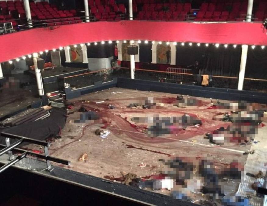 Esta imagen desgarradora ha surgido desde el interior del teatro Le Bataclan, donde los terroristas abrieron fuego contra los espectadores de un recital de rock en la noche del viernes y mataron al menos a 89 personas e hiriendo a decenas.