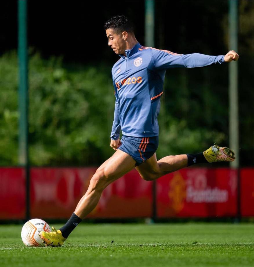 Erik ten Hag ‘humilló‘ a Cristiano Ronaldo al obligarlo a trabajar solo en las canchas de la sede del United después de separarlo de la plantilla previo al partido del sábado contra el Chelsea.