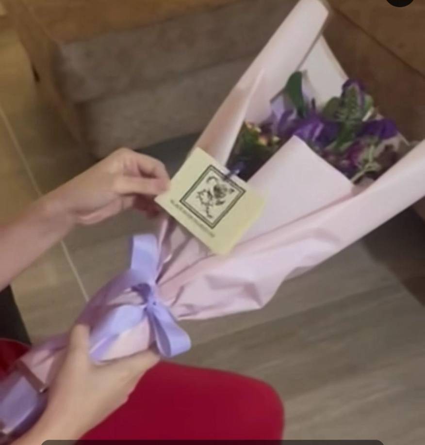 ”Solo quien tiene estos huecos en el corazón sabrá lo que se siente leer palabras de quienes ya no están. Sé perfectamente que no es su letra pero su voz era la que la vida me arrebató”, escribió la presentadora. 