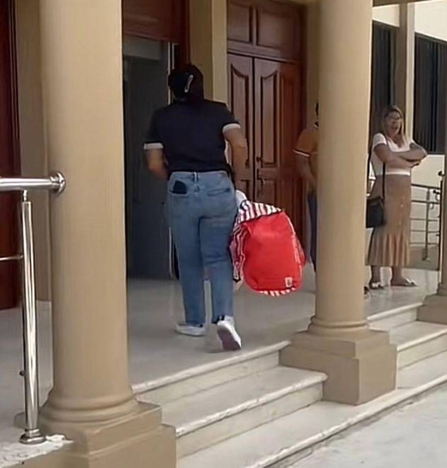 Tras la eufórica entrada, ella reveló lo que portaba en la misteriosa maleta.