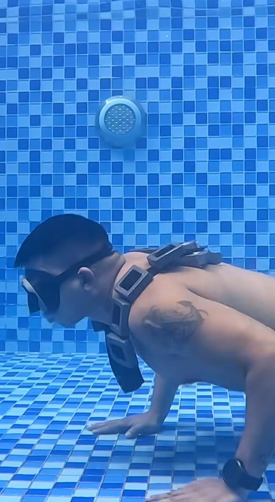 Con una sola respiración: yogui rompe Récord Guinness con 86 flexiones bajo el agua