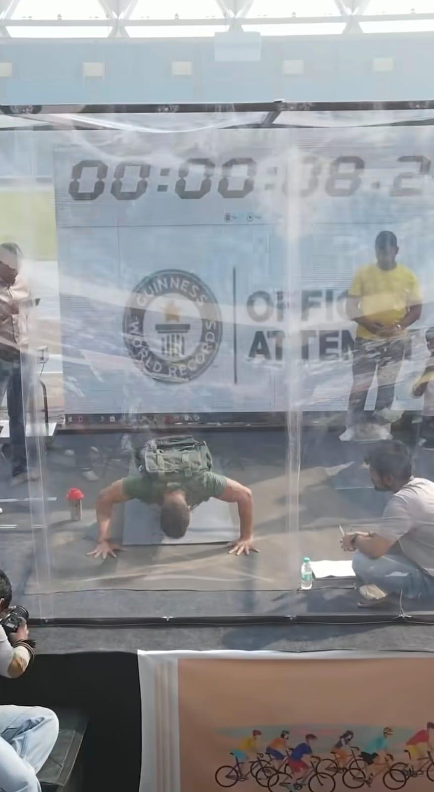 La hazaña del hombre que hizo 847 flexiones con peso y logró un Guinness