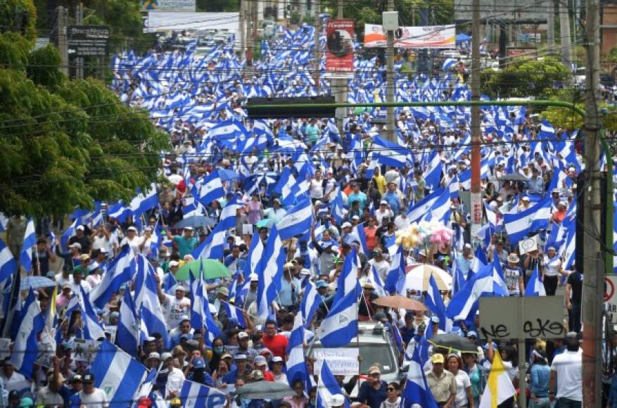 Está en alerta al aguerrido barrio indígena de Monimbó, en el sur de Masaya, donde sus pobladores se mantienen atrincherados tras barreras de adoquines.