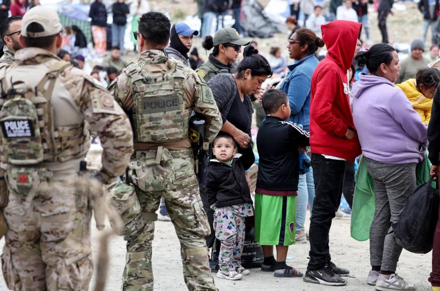 Sin embargo, cientos de migrantes hacen fila a las puertas de la frontera sur para entregarse a las autoridades fronterizas.
