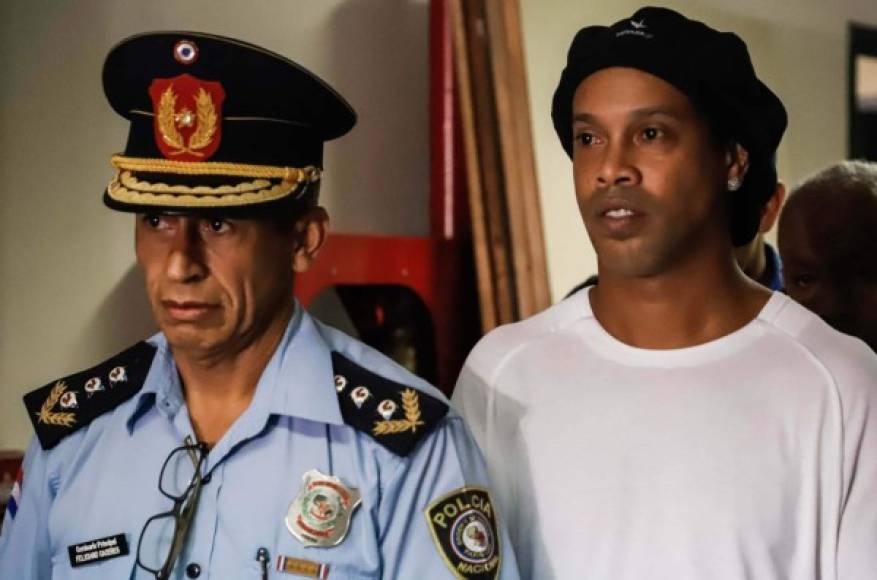 El exfutbolista brasileño Ronaldinho Gaúcho se encuentra metido en serios problemas con la justicia de Paraguay luego de haber sido enviado a prisión. Hoy se han revelado la manera en que la pasa el exjugador en la cárcel. Fotos AFP y Twitter.