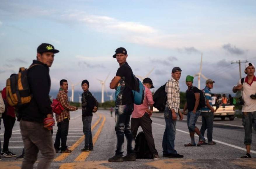 Los migrantes llevan dos semanas de viaje, caminando hasta 12 horas diarias para llegar a su destino.