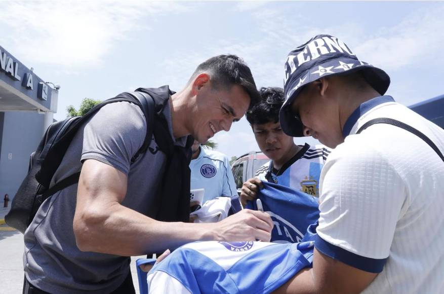 Roberto Moreira firmando autógrafos a los seguidores de las Águilas Azules.