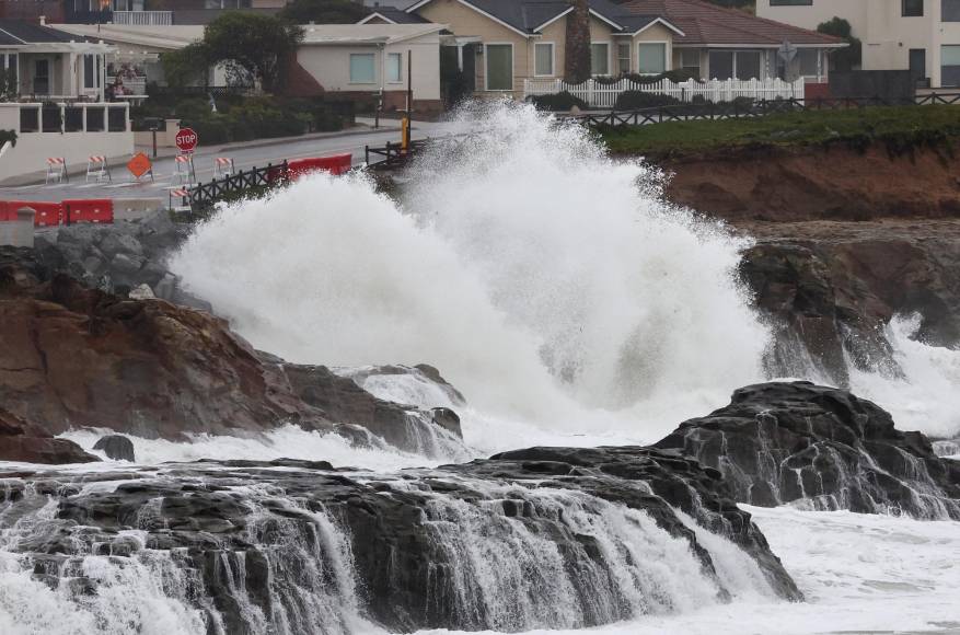 SANTA CRUZ, CALIFORNIA - JANUARY 11: Pacific Ocean waves break near homes on January 11, 2023 in Santa Cruz, California. The San Francisco Bay Area and much of Northern California continues to get drenched by powerful atmospheric river events that have brought high winds and flooding rains. The storms have toppled trees, flooded roads and cut power to tens of thousands. Storms are lined up over the Pacific Ocean and are expected to bring more rain and wind through the end of the week. Mario Tama/Getty Images/AFP (Photo by MARIO TAMA / GETTY IMAGES NORTH AMERICA / Getty Images via AFP)