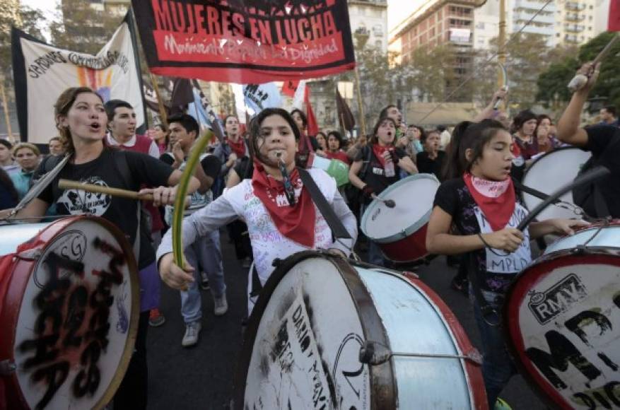 Con lágrimas de sangre maquilladas en los rostros, carteles con el mensaje 'basta de feminicidios', pancartas con pedidos de justicia, camisetas con la leyenda 'Ni una menos', miles se congregaron en Buenos Aires.