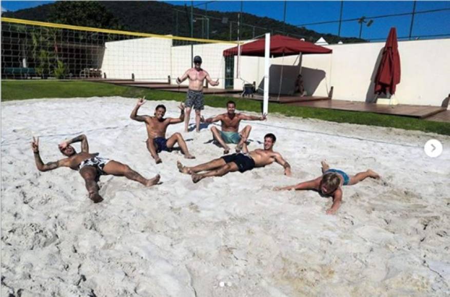 “Cansados pero felices. Hasta ‘Davizinho’ (su hijo, David Lucca), entreno hoy”, escribió el delantero en las fotos en las que aparece con varios amigos en una cancha de futvoley.