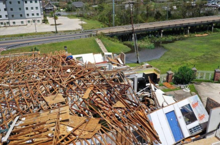 Edwards agregó además que los reportes preliminares indican que las áreas de mayor impacto fueron la de Lake Charles y Baton Rouge y Shreveport, donde ya hay cuadrillas de rescate preparando una evaluación pormenorizada de los daños del paso de Laura, uno de los huracanes más poderosos en alcanzar la costa de EE.UU. en los últimos años.<br/><br/>