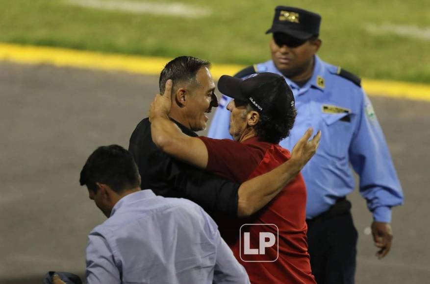 Pedro Troglio se acercó para saludar a ‘La Tota’ Medina al final del partido. Gran detalle del técnico merengue. Tienen buen rollo.