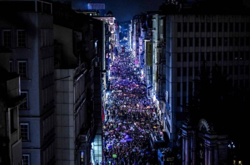 Miles de mujeres se tomaron la céntrica calle Istiklal de Estambul, Turquía, para exigir igualdad de derechos.