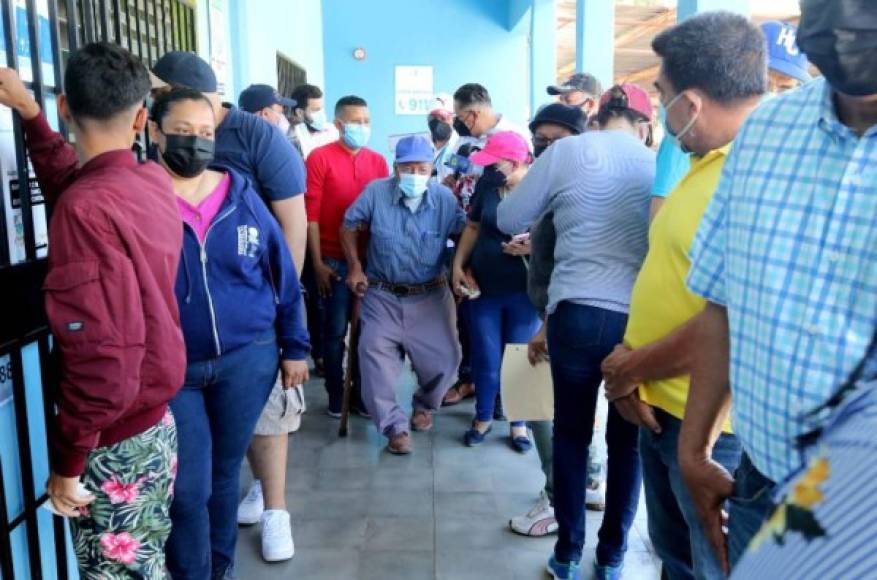 Gran afluencia de votantes se registró en muchos centros de votación en toda Honduras y, como siempre, las personas de la tercera edad dieron una vez más cátedra de civismo.